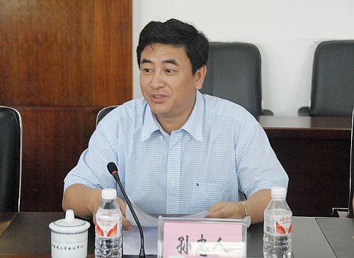 副校长孙忠人宣读学校的聘任决定