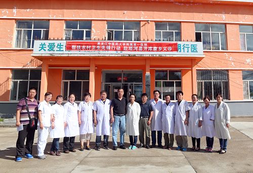 义诊医疗队与乡卫生院医护人员合影留念