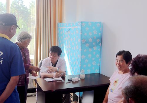 我校附属第一医院专家在开库康乡卫生院义诊