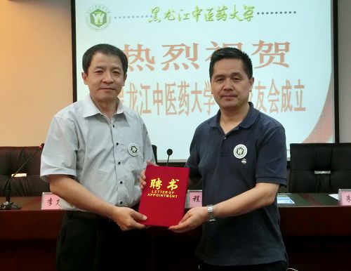 程伟副校长(左)为甘肃校友会会长李应东颁发聘书