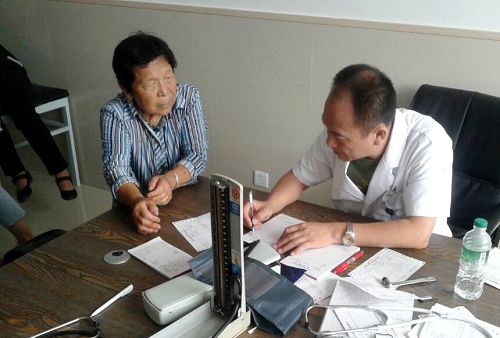 我校专家在青冈县义诊