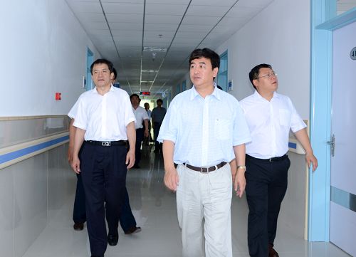 副校长程伟(左一)、孙忠人(左二)参观青冈中医院祯祥分院