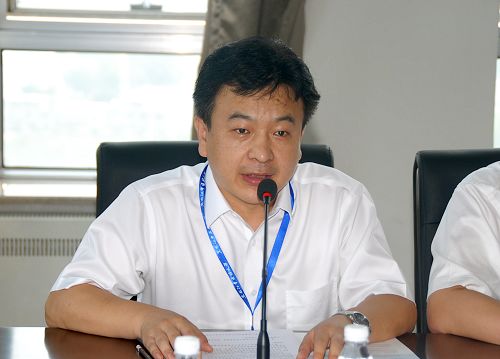执行秘书长、我校办公室主任李和伟主持会议