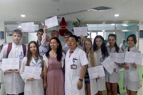 俄罗斯阿穆尔国立医学院学生获得我校学习证书