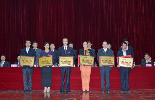 学校2012-2013年度教学管理优秀单位代表上台领奖