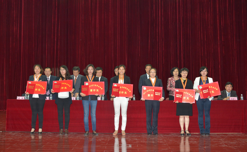 学校2013-2014学年教学优质奖获奖者上台领奖