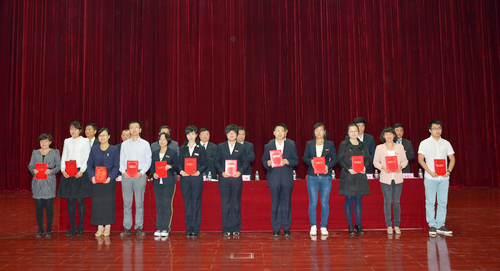学校2014年青年教师教学基本功暨教学设计大赛的获奖教师上台领奖