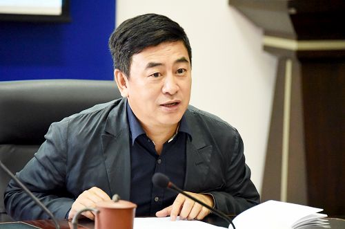 校党委副书记、校长孙忠人主持会议并作中心发言