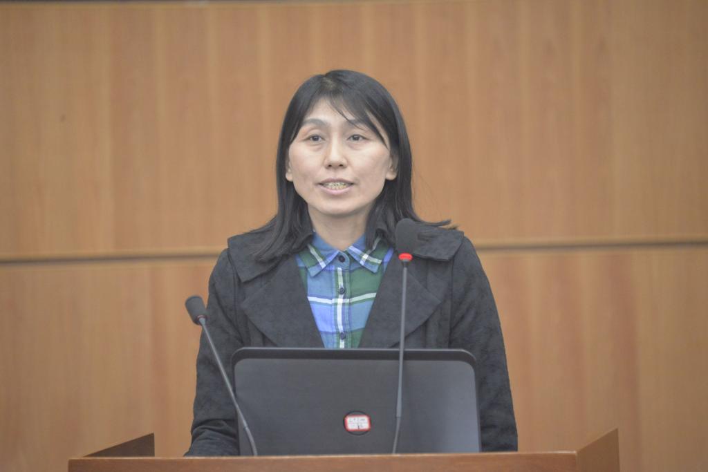 一等奖获奖代表、药学院中药化学教研室中药化学课程负责人进行现场阐述