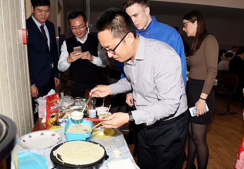 我校师生现场体验摊俄式薄饼