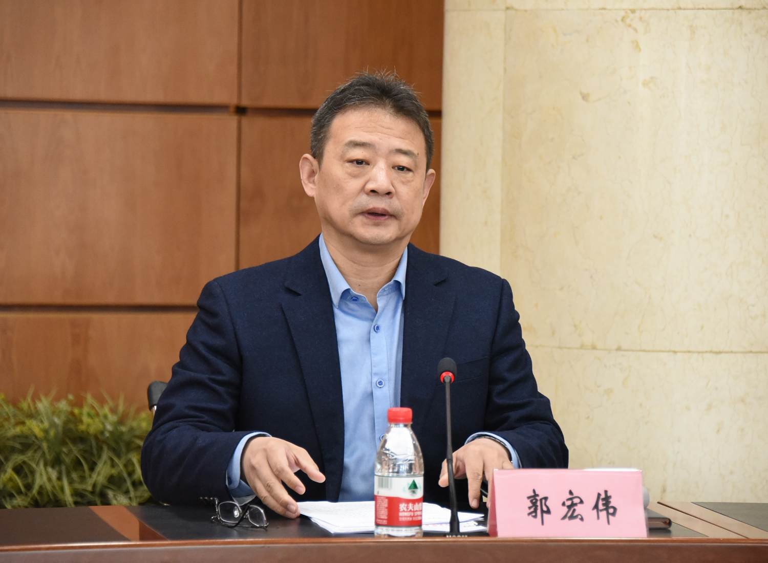 校长郭宏伟主持会议