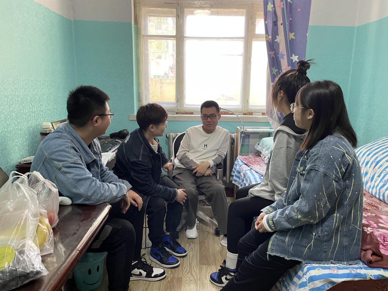 学生党员深入家中慰问照片 (2)