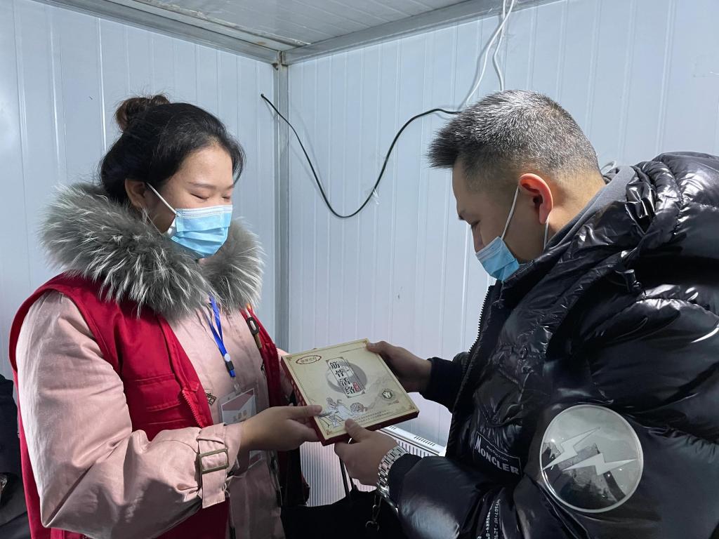 医药学子为一线值守志愿者送上暖心膏药