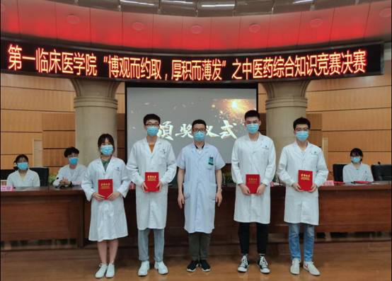 二等奖同学上台领奖