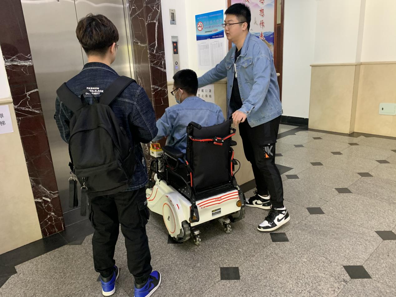 学生陪护图片 (1)