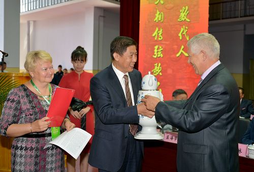 俄罗斯阿穆尔国立医学院向我校赠送礼物