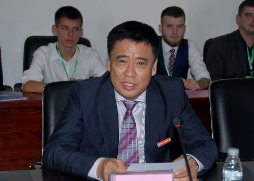 副校长王喜军主持欢迎仪式