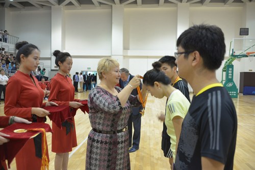 阿穆尔国立医学院校长扎博罗茨基•塔基杨娜•弗拉基米尔洛夫娜为参加乒乓球比赛的中国大学生颁奖