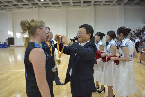 黑龙江中医药大学党委副书记陈亚平为参加篮球比赛的俄罗斯大学生颁奖