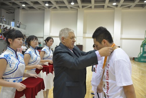 阿穆尔国立医学院副校长采鲁柯•谢尔盖•谢苗诺维奇为参加篮球比赛的中国大学生颁奖