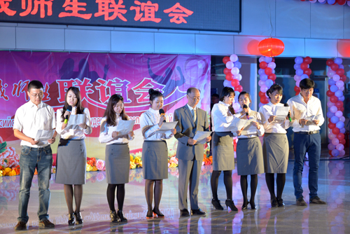 我校教师表演小合唱《Big big world》