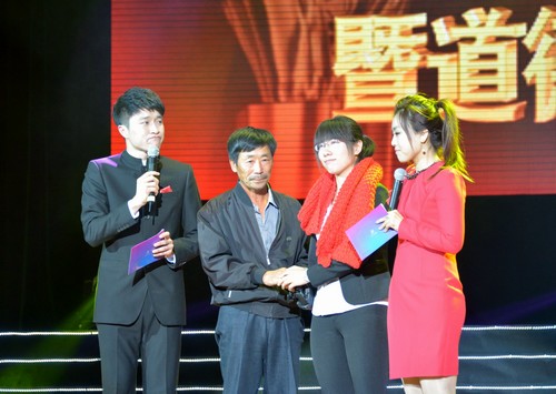 荣获“大学生年度人物提名奖”的我校2014级中医基础理论硕士研究生刘清同学,在颁奖庆典现场接受主持人专访,曾经被刘清同学救助过的贫困农村的患者家属也来到现场,为刘清同学送上精心编织的红色围巾表达感激之情