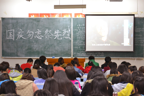 同学们观看纪录片《新中国第一烈士》