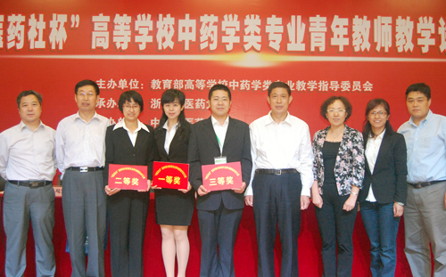 我校参赛教师与匡海学校长等领导在比赛现场合影