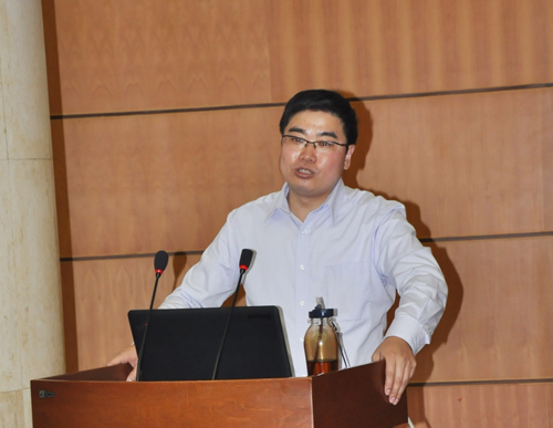 柳成刚副教授作学术报告