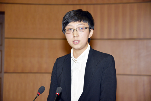 二等奖获得者、学生工作处、团委联合党支部孔畅仪同志在比赛中