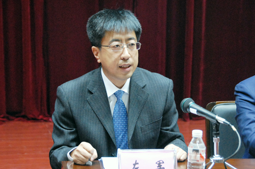 结业典礼由人文与管理学院院长、党总支书记左军主持