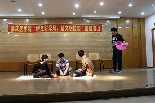 “树良好学风,建文明校园”主题话剧表演现场