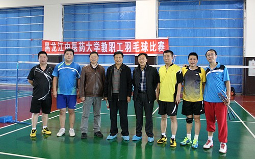校工会主席柳鸣与获得男双比赛冠、亚军的代表队合影