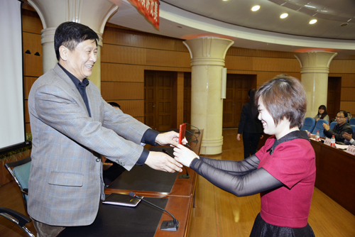 柳鸣主席为获奖选手颁发证书