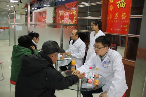 我校教师为社区居民义诊