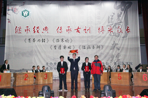 获得一等奖的3位同学上台领奖