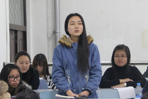 学生代表在发言