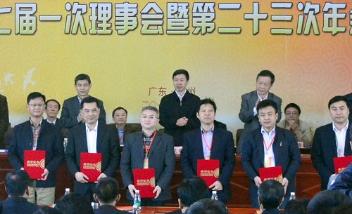 我校办公室主任李和伟(前排右二)作为一等奖论文获奖代表上台领奖