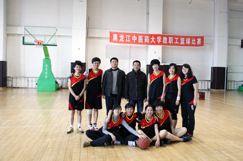 女篮冠军——机关代表队全体队员和领队、教练合影