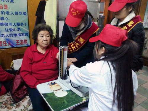 同学们为老人测量血压