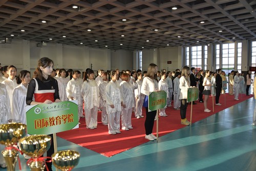 来自学校各单位的7支代表队、近300名师生运动员参赛