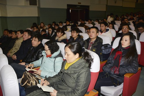 我校师生代表认真聆听报告