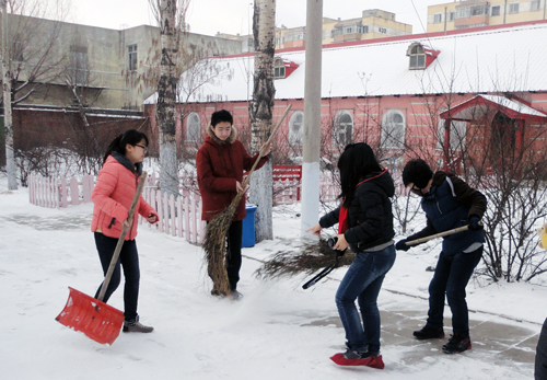 同学们在清理积雪