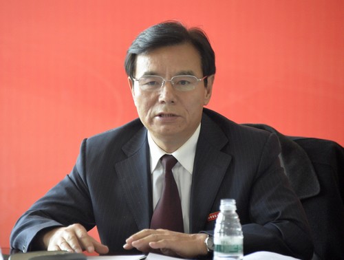 校党委书记袁纲出席会议并主持大会主席团会议