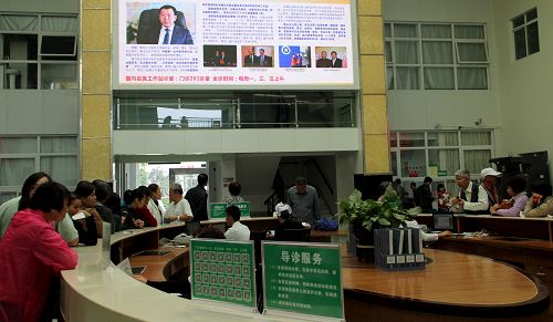在三亚市中医院,慕名来找黑龙江名医看病的患者络绎不绝