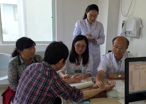 姜德友教授在三亚中医院出诊