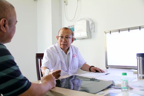 董清平教授在三亚中医院出诊
