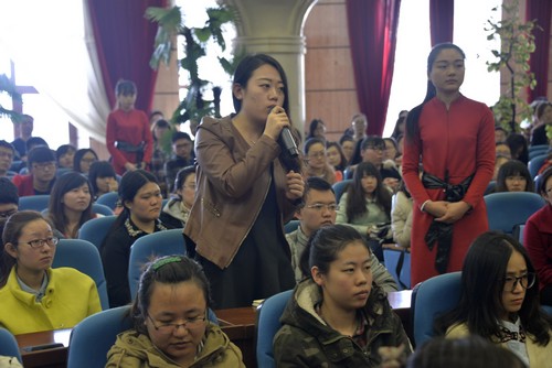 我校同学现场提问