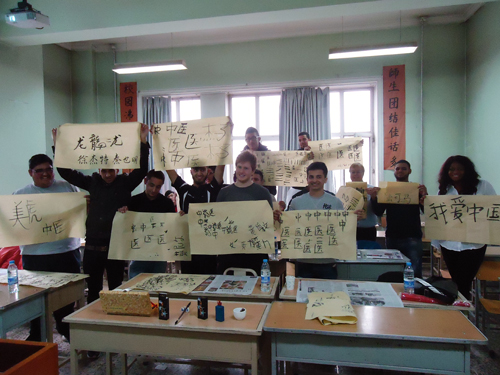 英国中学生在我校学习中国书法