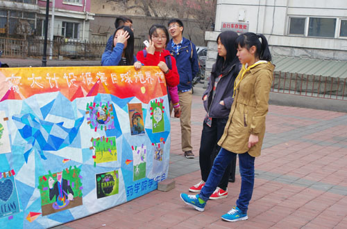 药学院展示由同学们设计的环保海报